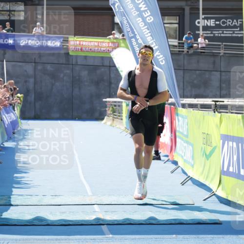 10.08.2025 - GEWOBA Citytriathlon Bremen H.Heesch http://msf.ph/oto/8552910 10.08.2025 13:40:50 Ziel 584 meine-sportfotos.de