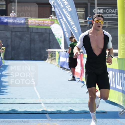 10.08.2025 - GEWOBA Citytriathlon Bremen H.Heesch http://msf.ph/oto/8552913 10.08.2025 13:40:51 Ziel 584 meine-sportfotos.de