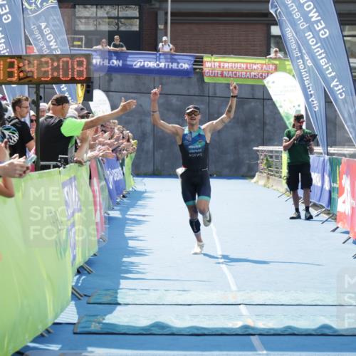 10.08.2025 - GEWOBA Citytriathlon Bremen H.Heesch http://msf.ph/oto/8552935 10.08.2025 13:43:12 Ziel 654 meine-sportfotos.de