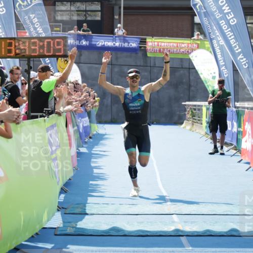 10.08.2025 - GEWOBA Citytriathlon Bremen H.Heesch http://msf.ph/oto/8552937 10.08.2025 13:43:12 Ziel 654 meine-sportfotos.de