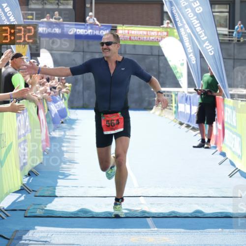 10.08.2025 - GEWOBA Citytriathlon Bremen H.Heesch http://msf.ph/oto/8552945 10.08.2025 13:43:36 Ziel 564 meine-sportfotos.de