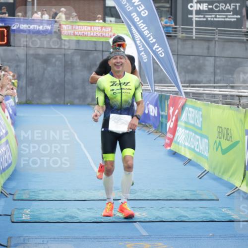 10.08.2025 - GEWOBA Citytriathlon Bremen H.Heesch http://msf.ph/oto/8552959 10.08.2025 13:50:03 Ziel 714, 880 meine-sportfotos.de