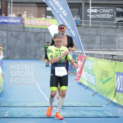 10.08.2025 - GEWOBA Citytriathlon Bremen H.Heesch http://msf.ph/oto/8552961 10.08.2025 13:50:04 Ziel 714, 880 meine-sportfotos.de