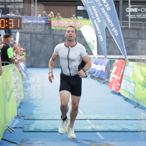 10.08.2025 - GEWOBA Citytriathlon Bremen H.Heesch http://msf.ph/oto/8552968 10.08.2025 13:50:34 Ziel 737 meine-sportfotos.de