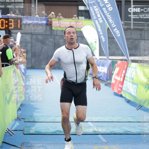 10.08.2025 - GEWOBA Citytriathlon Bremen H.Heesch http://msf.ph/oto/8552970 10.08.2025 13:50:35 Ziel 737 meine-sportfotos.de
