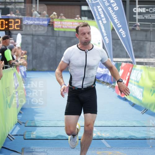 10.08.2025 - GEWOBA Citytriathlon Bremen H.Heesch http://msf.ph/oto/8552972 10.08.2025 13:50:35 Ziel 737 meine-sportfotos.de