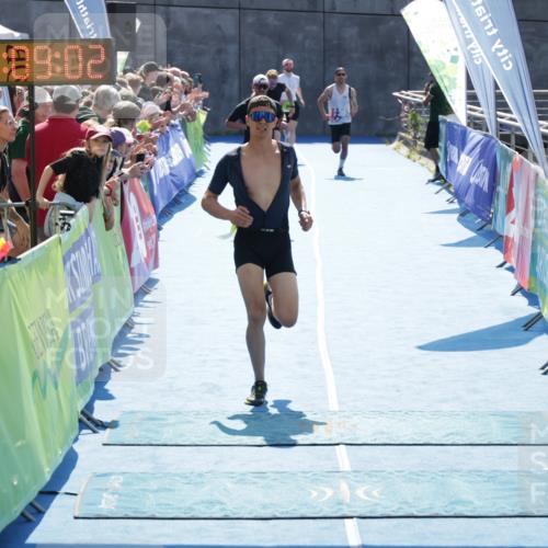 10.08.2025 - GEWOBA Citytriathlon Bremen H.Heesch http://msf.ph/oto/8552975 10.08.2025 15:09:05 Ziel 12, 42, 151 meine-sportfotos.de