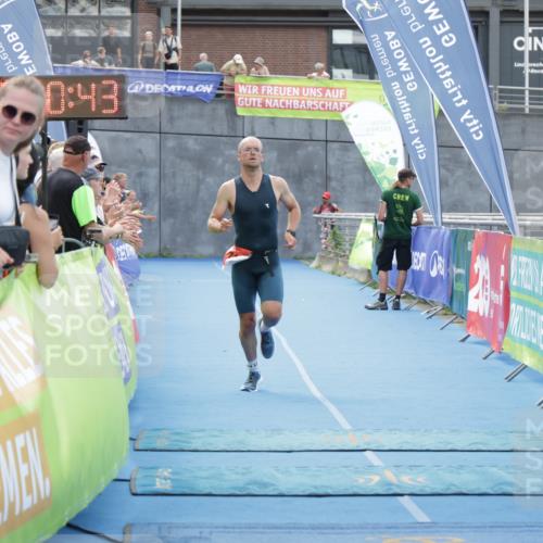 10.08.2025 - GEWOBA Citytriathlon Bremen H.Heesch http://msf.ph/oto/8552976 10.08.2025 13:50:47 Ziel 716 meine-sportfotos.de