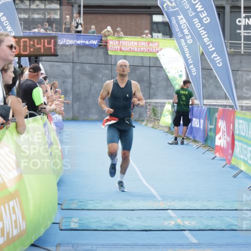 10.08.2025 - GEWOBA Citytriathlon Bremen H.Heesch http://msf.ph/oto/8552977 10.08.2025 13:50:47 Ziel 716 meine-sportfotos.de
