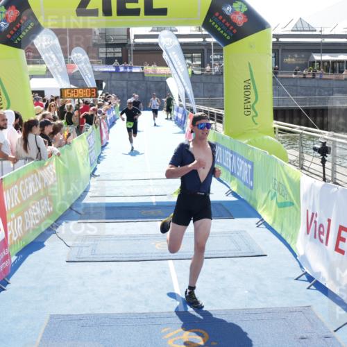 10.08.2025 - GEWOBA Citytriathlon Bremen H.Heesch http://msf.ph/oto/8552986 10.08.2025 15:09:07 Ziel 12, 42, 44, 104, 151 meine-sportfotos.de