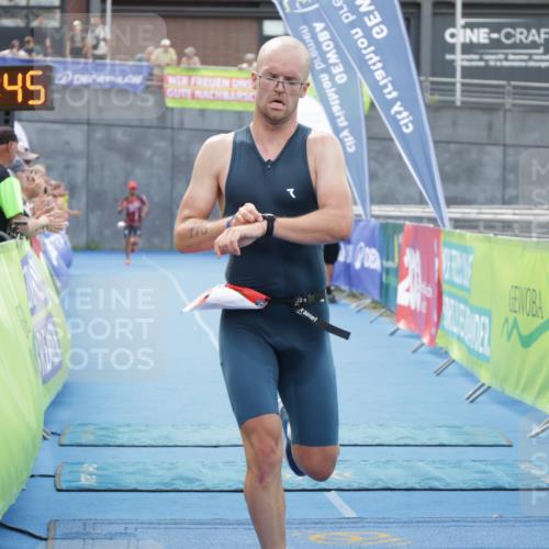 10.08.2025 - GEWOBA Citytriathlon Bremen H.Heesch http://msf.ph/oto/8552987 10.08.2025 13:50:49 Ziel 716 meine-sportfotos.de