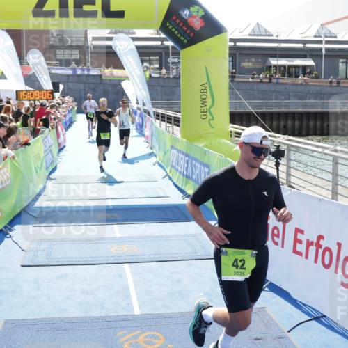 10.08.2025 - GEWOBA Citytriathlon Bremen H.Heesch http://msf.ph/oto/8552999 10.08.2025 15:09:10 Ziel 12, 26, 42, 44, 104, 151 meine-sportfotos.de