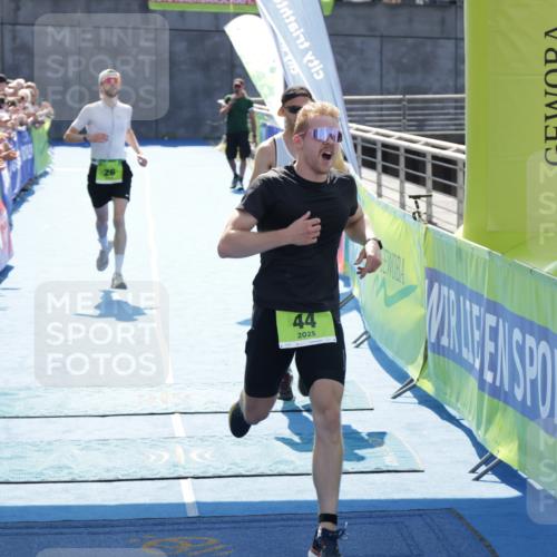 10.08.2025 - GEWOBA Citytriathlon Bremen H.Heesch http://msf.ph/oto/8553001 10.08.2025 15:09:12 Ziel 12, 26, 42, 44, 104 meine-sportfotos.de