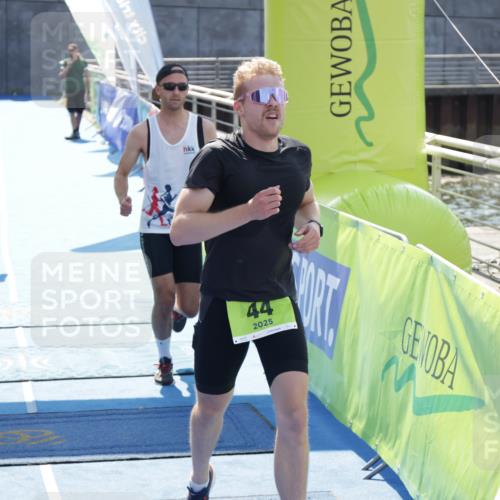 10.08.2025 - GEWOBA Citytriathlon Bremen H.Heesch http://msf.ph/oto/8553005 10.08.2025 15:09:12 Ziel 12, 26, 42, 44, 104 meine-sportfotos.de