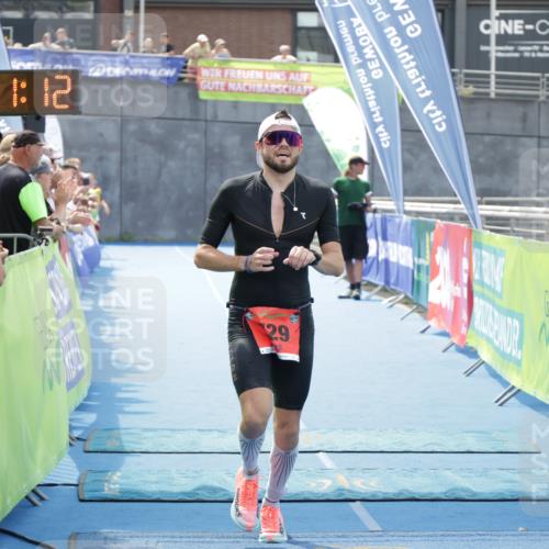 10.08.2025 - GEWOBA Citytriathlon Bremen H.Heesch http://msf.ph/oto/8553006 10.08.2025 13:51:15 Ziel 729 meine-sportfotos.de