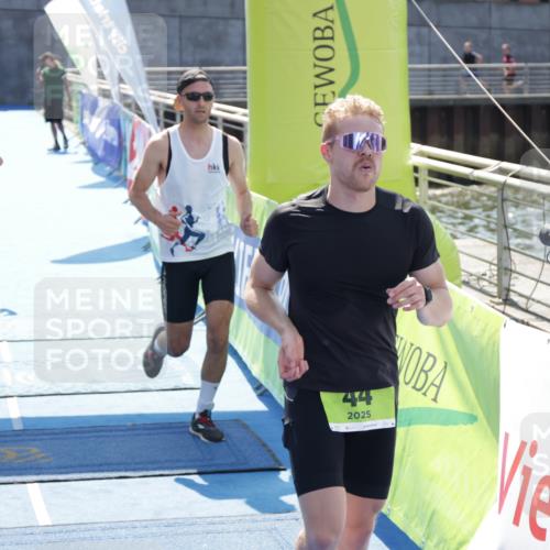 10.08.2025 - GEWOBA Citytriathlon Bremen H.Heesch http://msf.ph/oto/8553007 10.08.2025 15:09:12 Ziel 12, 26, 42, 44, 104 meine-sportfotos.de