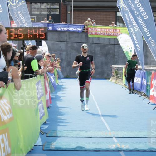 10.08.2025 - GEWOBA Citytriathlon Bremen H.Heesch http://msf.ph/oto/8553015 10.08.2025 13:51:48 Ziel 695 meine-sportfotos.de