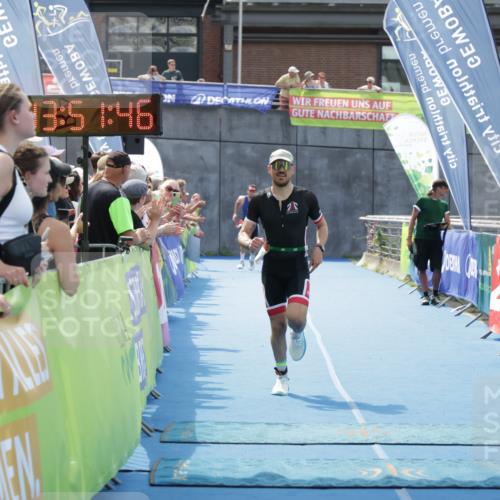 10.08.2025 - GEWOBA Citytriathlon Bremen H.Heesch http://msf.ph/oto/8553019 10.08.2025 13:51:49 Ziel 695 meine-sportfotos.de