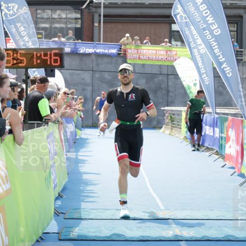 10.08.2025 - GEWOBA Citytriathlon Bremen H.Heesch http://msf.ph/oto/8553021 10.08.2025 13:51:50 Ziel 695 meine-sportfotos.de
