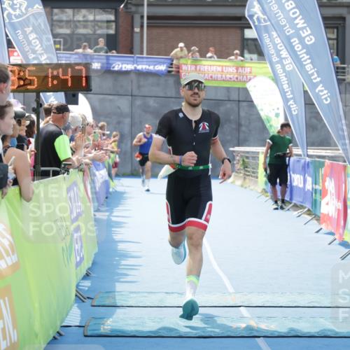 10.08.2025 - GEWOBA Citytriathlon Bremen H.Heesch http://msf.ph/oto/8553023 10.08.2025 13:51:50 Ziel 695 meine-sportfotos.de