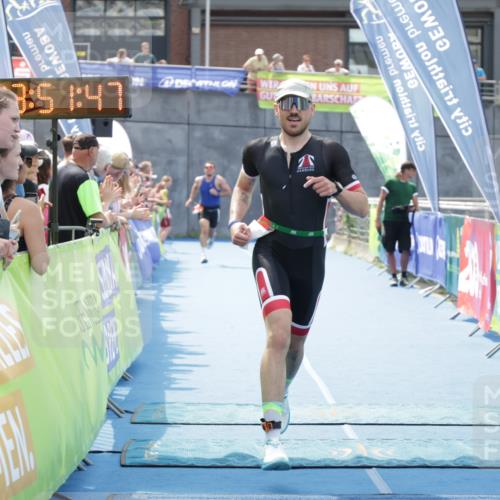 10.08.2025 - GEWOBA Citytriathlon Bremen H.Heesch http://msf.ph/oto/8553025 10.08.2025 13:51:50 Ziel 695 meine-sportfotos.de