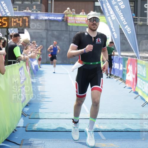 10.08.2025 - GEWOBA Citytriathlon Bremen H.Heesch http://msf.ph/oto/8553027 10.08.2025 13:51:51 Ziel 589, 695 meine-sportfotos.de