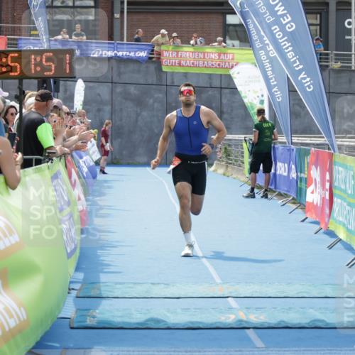 10.08.2025 - GEWOBA Citytriathlon Bremen H.Heesch http://msf.ph/oto/8553030 10.08.2025 13:51:54 Ziel 589, 695 meine-sportfotos.de