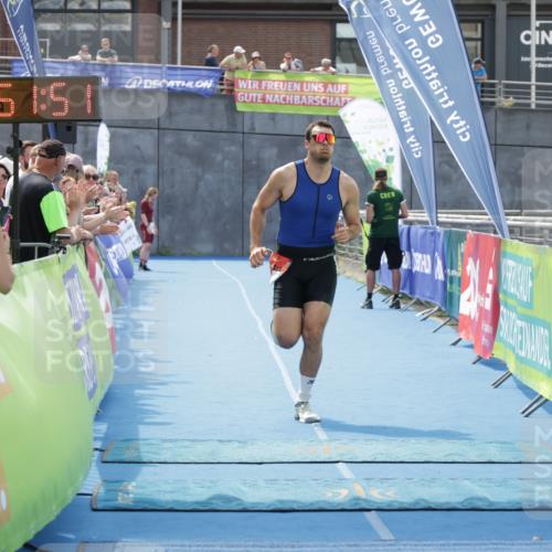 10.08.2025 - GEWOBA Citytriathlon Bremen H.Heesch http://msf.ph/oto/8553032 10.08.2025 13:51:54 Ziel 589, 695 meine-sportfotos.de
