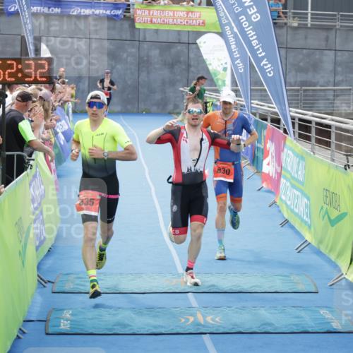 10.08.2025 - GEWOBA Citytriathlon Bremen H.Heesch http://msf.ph/oto/8553052 10.08.2025 13:52:35 Ziel 662, 830, 835 meine-sportfotos.de