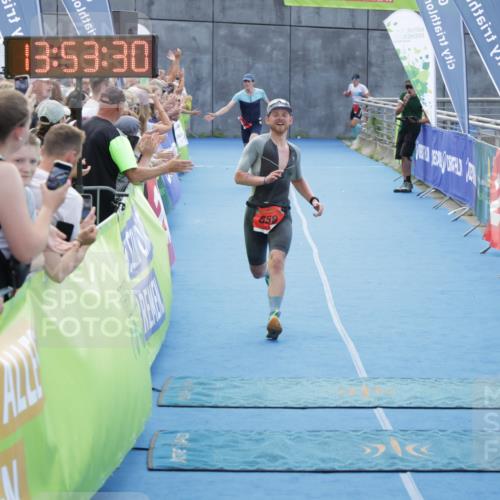 10.08.2025 - GEWOBA Citytriathlon Bremen H.Heesch http://msf.ph/oto/8553079 10.08.2025 13:53:34 Ziel 658, 690 meine-sportfotos.de