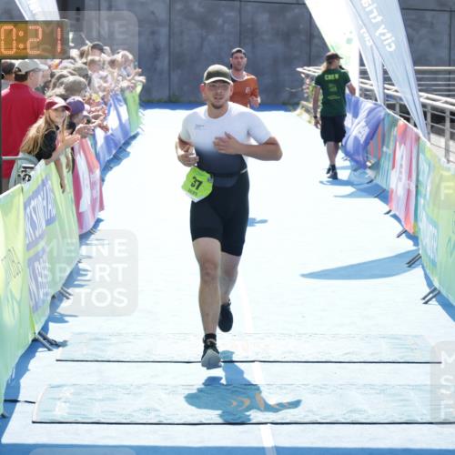 10.08.2025 - GEWOBA Citytriathlon Bremen H.Heesch http://msf.ph/oto/8553117 10.08.2025 15:10:25 Ziel 37, 148, 264, 287 meine-sportfotos.de