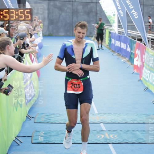 10.08.2025 - GEWOBA Citytriathlon Bremen H.Heesch http://msf.ph/oto/8553133 10.08.2025 13:53:59 Ziel 705, 755 meine-sportfotos.de