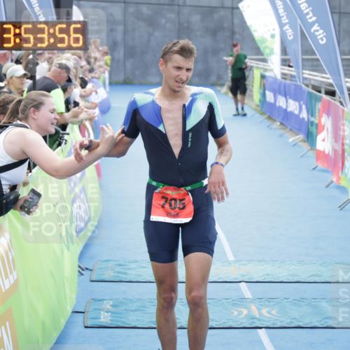 10.08.2025 - GEWOBA Citytriathlon Bremen H.Heesch http://msf.ph/oto/8553134 10.08.2025 13:53:59 Ziel 705, 755 meine-sportfotos.de