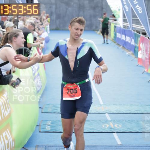 10.08.2025 - GEWOBA Citytriathlon Bremen H.Heesch http://msf.ph/oto/8553135 10.08.2025 13:54:00 Ziel 705, 755 meine-sportfotos.de