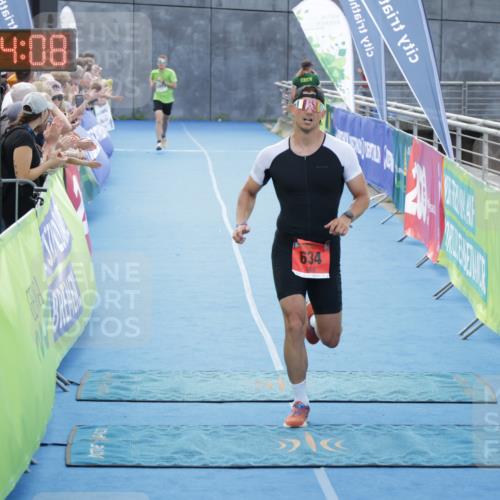 10.08.2025 - GEWOBA Citytriathlon Bremen H.Heesch http://msf.ph/oto/8553138 10.08.2025 13:54:12 Ziel 634 meine-sportfotos.de