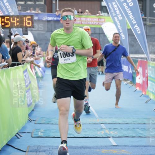 10.08.2025 - GEWOBA Citytriathlon Bremen H.Heesch http://msf.ph/oto/8553144 10.08.2025 13:54:20 Ziel 1003, 1012 meine-sportfotos.de