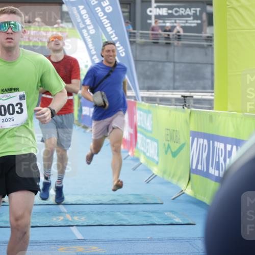 10.08.2025 - GEWOBA Citytriathlon Bremen H.Heesch http://msf.ph/oto/8553145 10.08.2025 13:54:20 Ziel 1003, 1012 meine-sportfotos.de