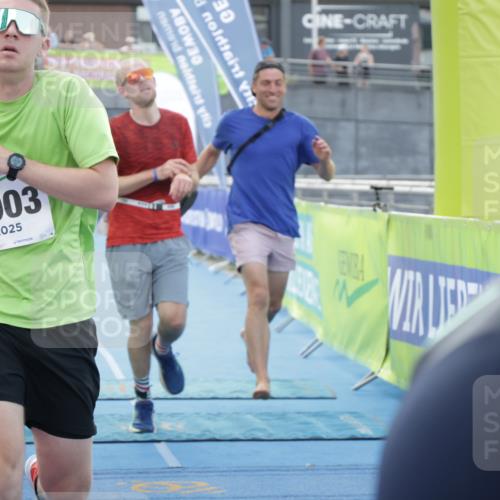 10.08.2025 - GEWOBA Citytriathlon Bremen H.Heesch http://msf.ph/oto/8553146 10.08.2025 13:54:21 Ziel 1003, 1012 meine-sportfotos.de