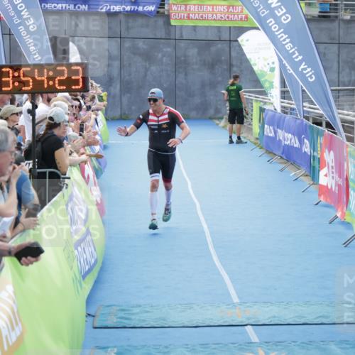 10.08.2025 - GEWOBA Citytriathlon Bremen H.Heesch http://msf.ph/oto/8553147 10.08.2025 13:54:26 Ziel 563, 1003, 1012 meine-sportfotos.de
