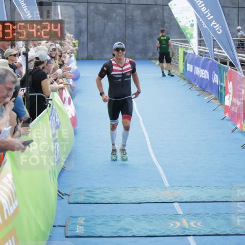 10.08.2025 - GEWOBA Citytriathlon Bremen H.Heesch http://msf.ph/oto/8553148 10.08.2025 13:54:27 Ziel 563, 1003, 1012 meine-sportfotos.de