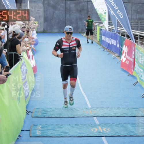 10.08.2025 - GEWOBA Citytriathlon Bremen H.Heesch http://msf.ph/oto/8553150 10.08.2025 13:54:28 Ziel 563, 1003, 1012 meine-sportfotos.de