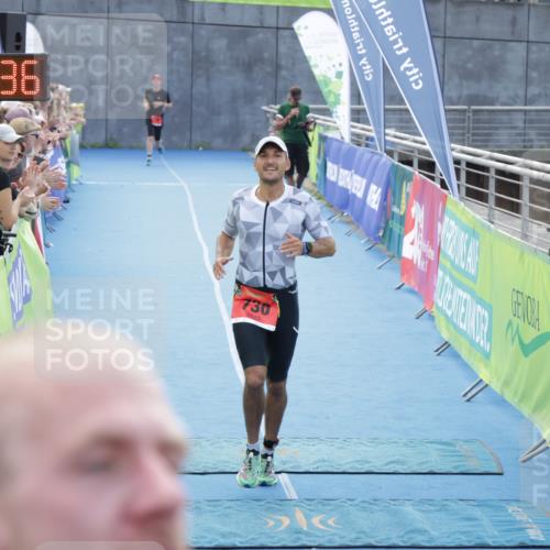 10.08.2025 - GEWOBA Citytriathlon Bremen H.Heesch http://msf.ph/oto/8553155 10.08.2025 13:54:40 Ziel 730 meine-sportfotos.de
