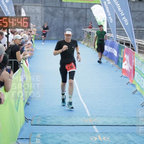 10.08.2025 - GEWOBA Citytriathlon Bremen H.Heesch http://msf.ph/oto/8553156 10.08.2025 13:54:50 Ziel 730, 739 meine-sportfotos.de
