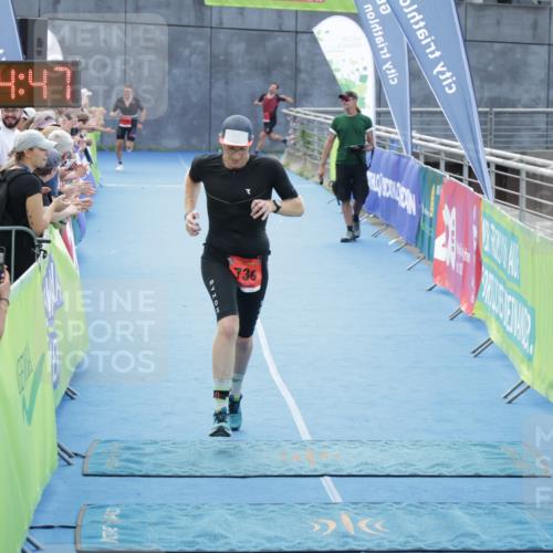 10.08.2025 - GEWOBA Citytriathlon Bremen H.Heesch http://msf.ph/oto/8553157 10.08.2025 13:54:50 Ziel 730, 739 meine-sportfotos.de