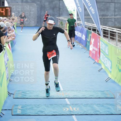 10.08.2025 - GEWOBA Citytriathlon Bremen H.Heesch http://msf.ph/oto/8553158 10.08.2025 13:54:50 Ziel 730, 739 meine-sportfotos.de