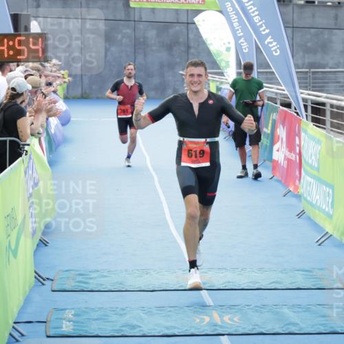 10.08.2025 - GEWOBA Citytriathlon Bremen H.Heesch http://msf.ph/oto/8553164 10.08.2025 13:54:58 Ziel 619, 739, 761 meine-sportfotos.de