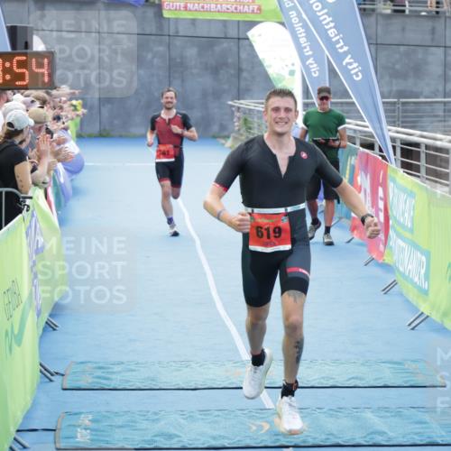 10.08.2025 - GEWOBA Citytriathlon Bremen H.Heesch http://msf.ph/oto/8553165 10.08.2025 13:54:58 Ziel 619, 739, 761 meine-sportfotos.de