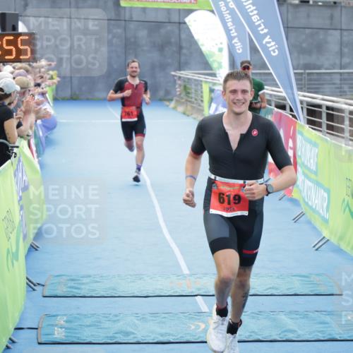 10.08.2025 - GEWOBA Citytriathlon Bremen H.Heesch http://msf.ph/oto/8553166 10.08.2025 13:54:58 Ziel 619, 739, 761 meine-sportfotos.de