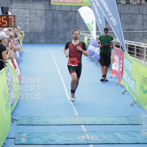 10.08.2025 - GEWOBA Citytriathlon Bremen H.Heesch http://msf.ph/oto/8553168 10.08.2025 13:55:00 Ziel 619, 761 meine-sportfotos.de