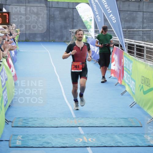 10.08.2025 - GEWOBA Citytriathlon Bremen H.Heesch http://msf.ph/oto/8553170 10.08.2025 13:55:00 Ziel 619, 761 meine-sportfotos.de